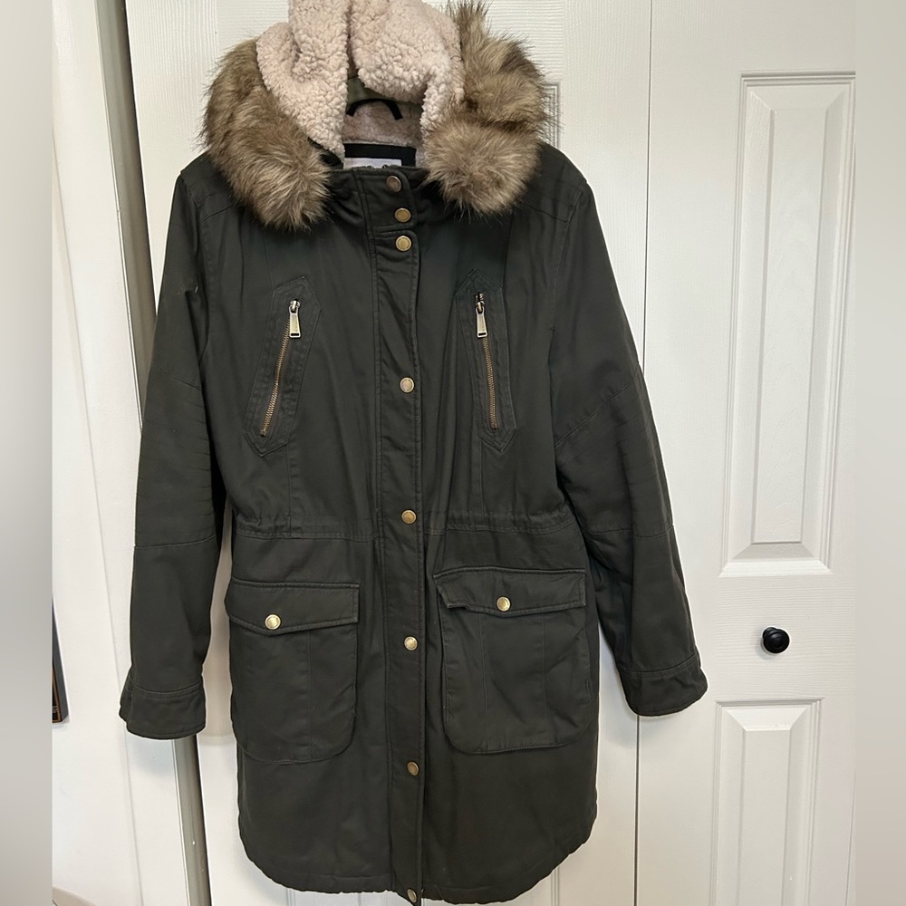 Great army green jacket with faux serpa  lining and fur trimmed hood